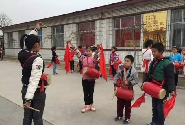 校园采风广播稿,校园风彩泥