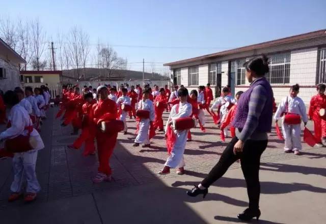 校园采风广播稿,校园风彩泥