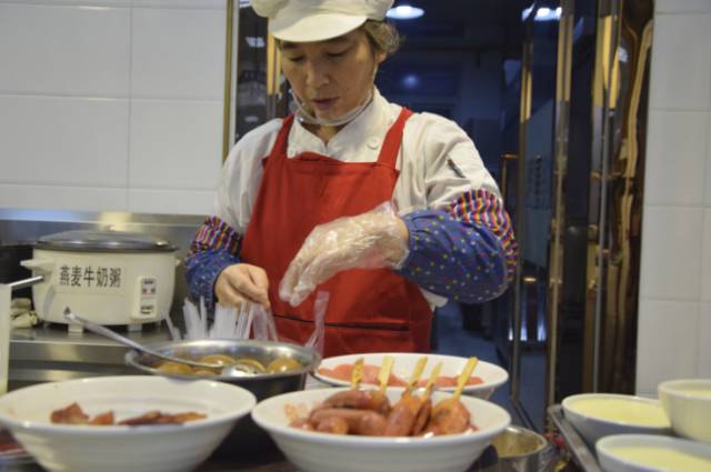 吃完食堂的第200碗饭，Ta说带我去后厨看看