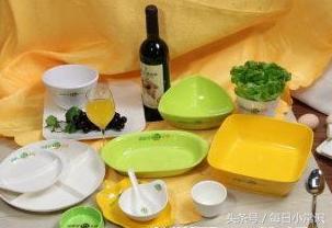 塑料饭盒油腻怎么洗,塑料饭盒味道怎么消除