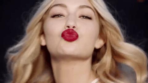 买不到YSL星辰我不哭了，因为M.A.C的圣诞彩妆太美了！