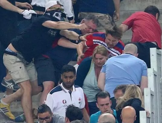 英国足球流氓被俄罗斯揍,俄罗斯暴打英国足球流氓