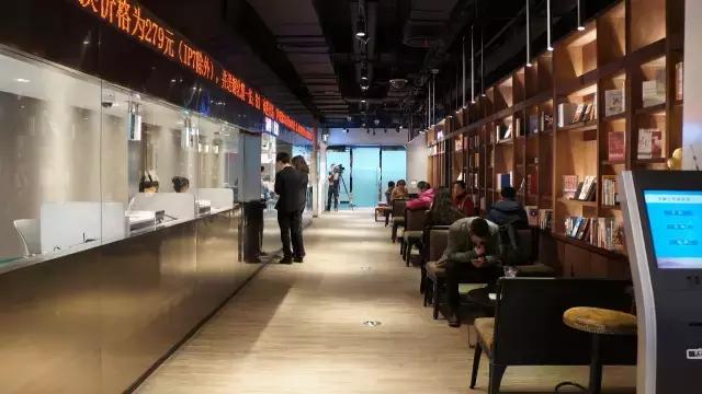 空间六记｜没了“站街”拉客的百脑汇，居然开起了“医院”？