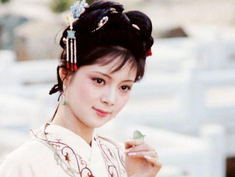 林黛玉葬花时的场面和内心感受,林黛玉葬花词中最经典的几句