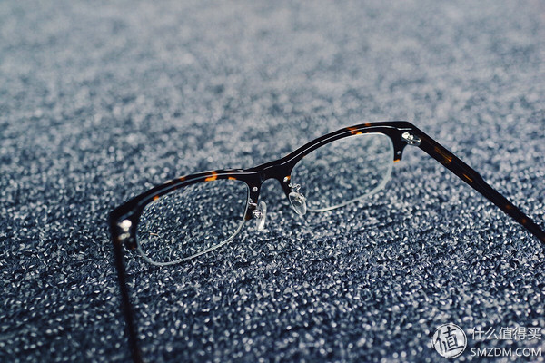 柯南戴白眼镜图片,柯南同款眼镜戴上之后能看见吗