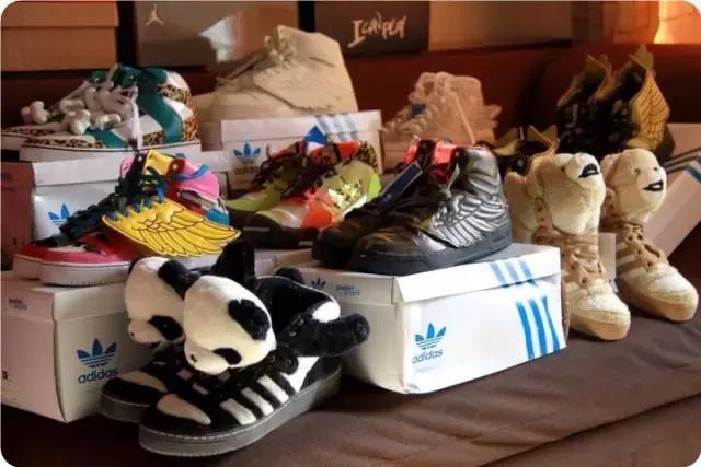 球鞋收藏内幕:黑人带刀排队,插队者死