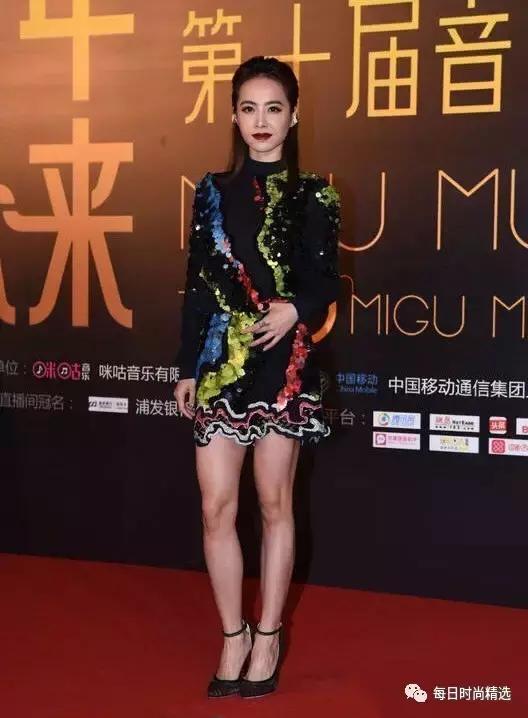 纵使她的情路坎坷，但她的时尚却让所有女人嫉妒