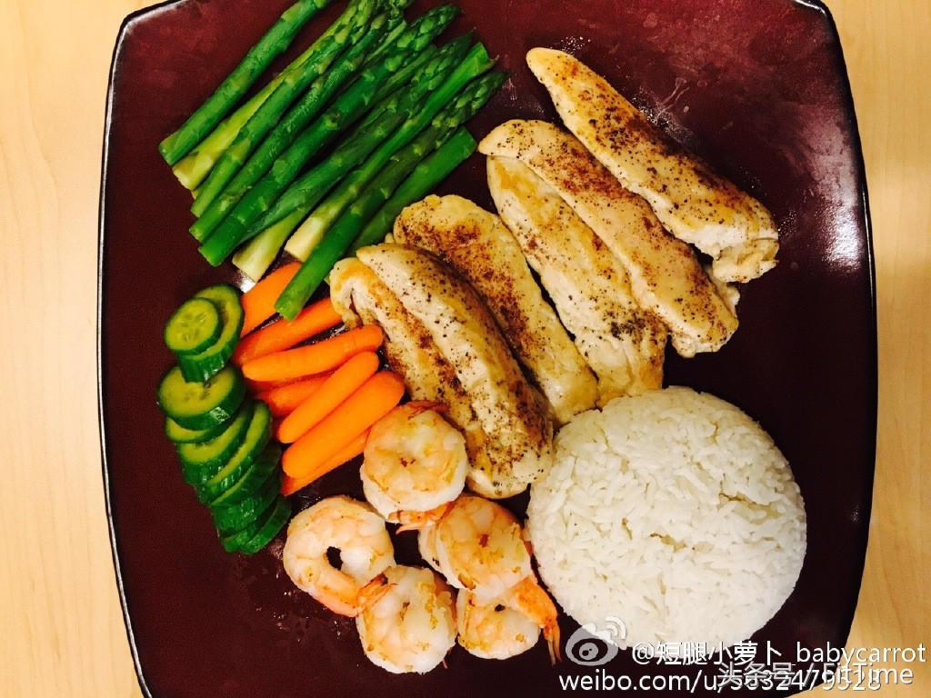 踢足球健身男,踢踢球跳跳舞