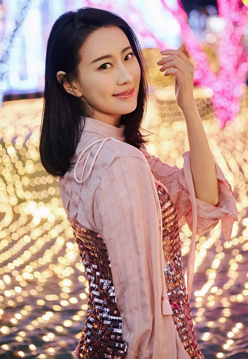 运动条纹星星包，亮闪闪鱼尾裙，从前穿灰布旗袍的王乐君居然这么时髦！