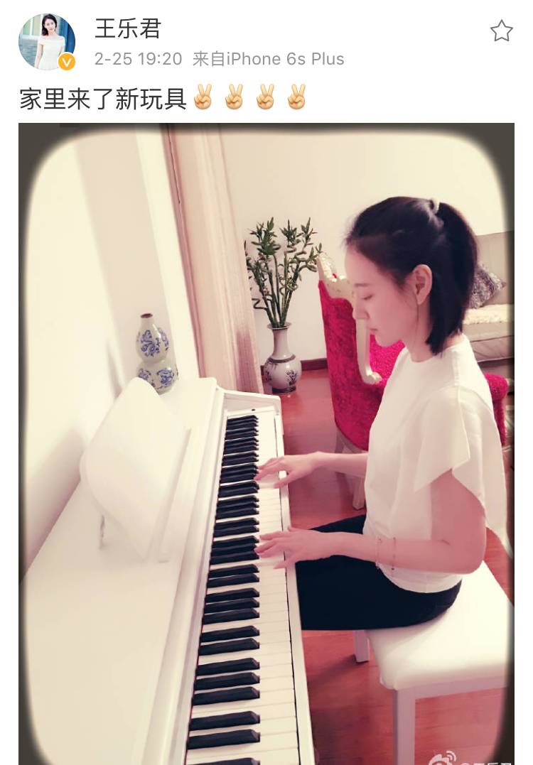 运动条纹星星包，亮闪闪鱼尾裙，从前穿灰布旗袍的王乐君居然这么时髦！