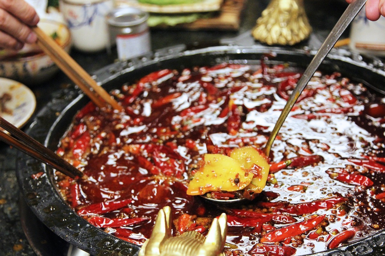 「有福利！」凤望龙门开业来，只有四人吃到最后的特辣锅，我们挑战了全素菜