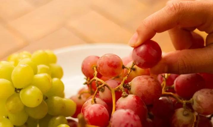 苹果切开后会氧化有什么办法,苹果切开久了变色还能吃吗