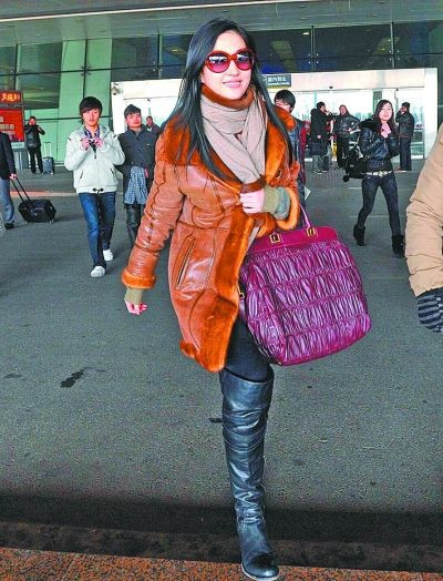 刘亦菲穿衣造型接地气,刘亦菲恋爱通告素颜照