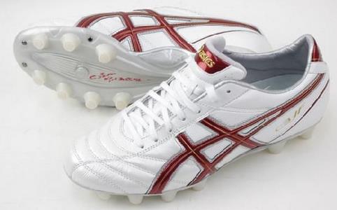 女生后卫足球鞋推荐实战,足球鞋应该怎么选最合适