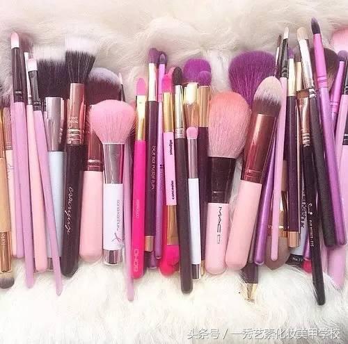 一套化妆品2800贵吗,化妆品贵的和便宜的区别