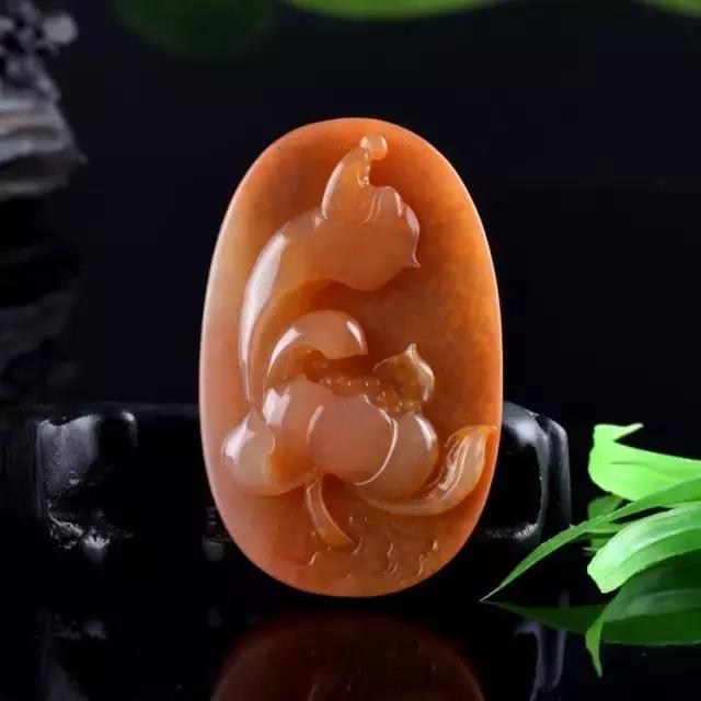 把玩在手心上的国色，黄龙玉的玩赏。爱不释手的玉兰！