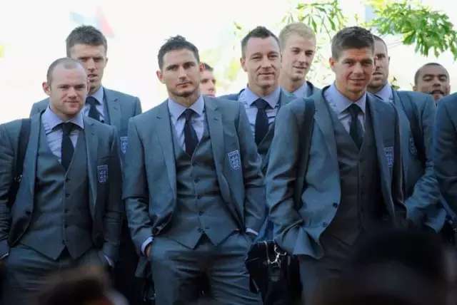 踢足球是真的帅,足球运动员帅气西装照