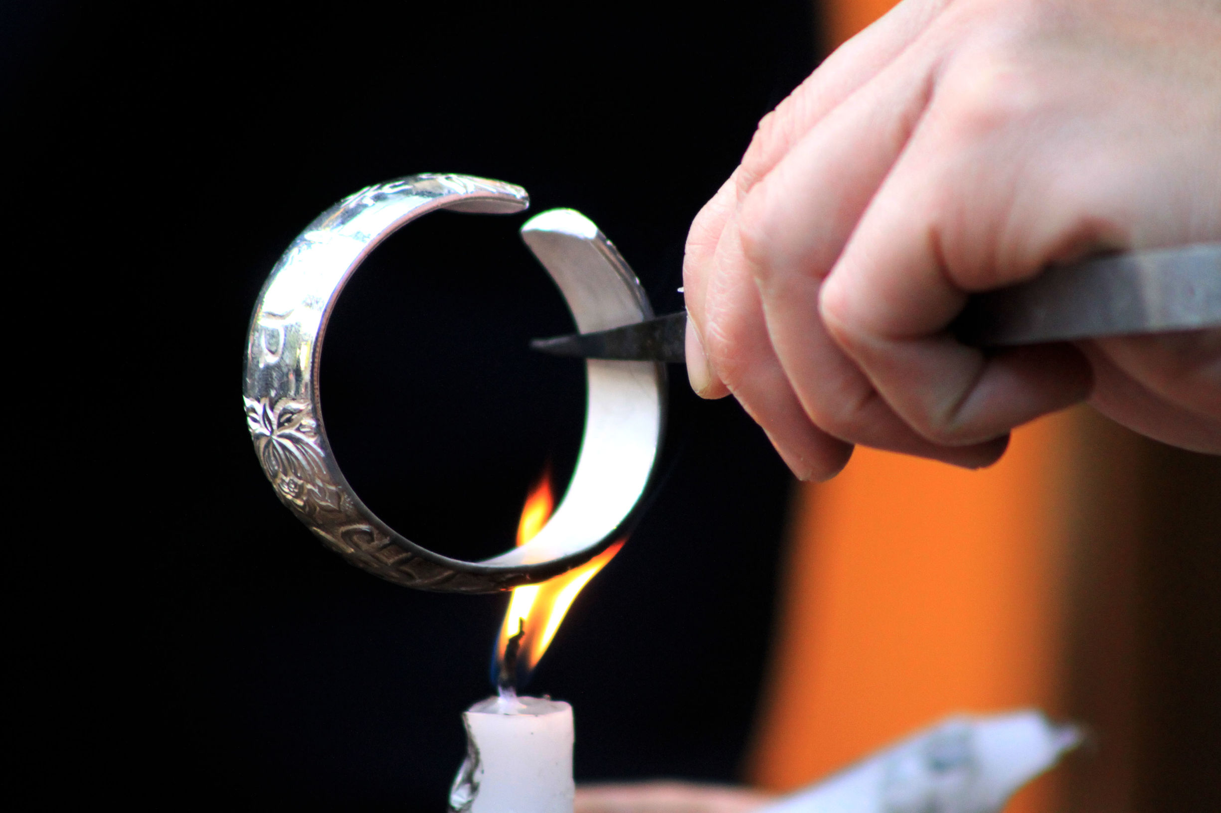 纯银手工打磨视频,手工打磨银品全过程