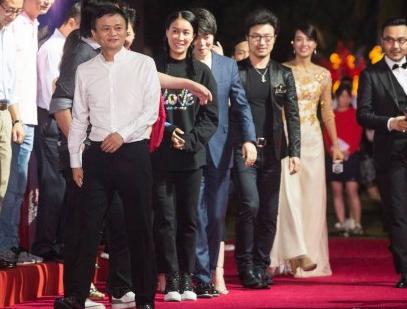 侃哥：苹果再遇*麻大**烦被索赔9亿马云搭档宋小宝演小品