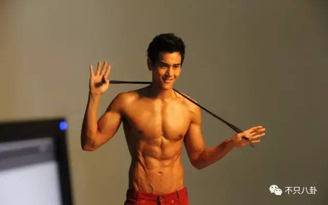 6颗蓝莓吃10分钟，无油无糖无淀粉还不能喝水，男星健身这么拼