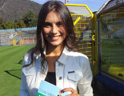 这些美女一登场，整个球场的人都暂停看球了