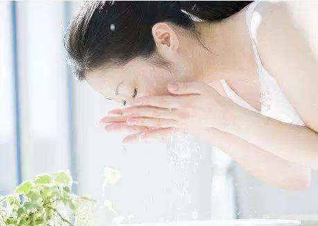 每天坚持这样洗脸没皱纹,怎么样的洗脸顺序不长皱纹