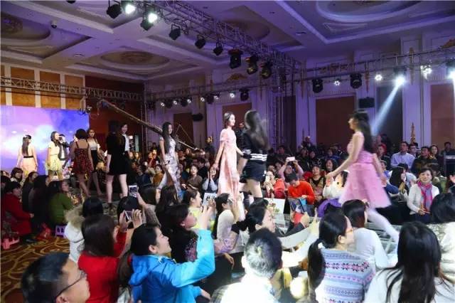 城市日历官微｜大派送！《我想有个家》纪念版台历新鲜出炉！俊男靓女！神仙眷侣全包罗！转发就送！