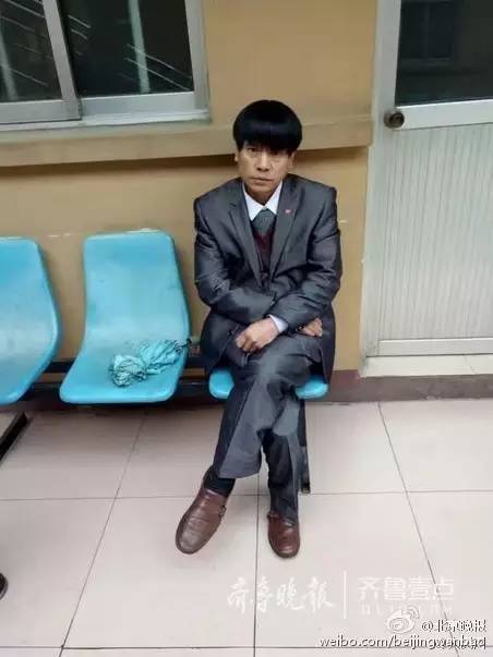 不堪救助站劝说，乞丐换上西装变身！