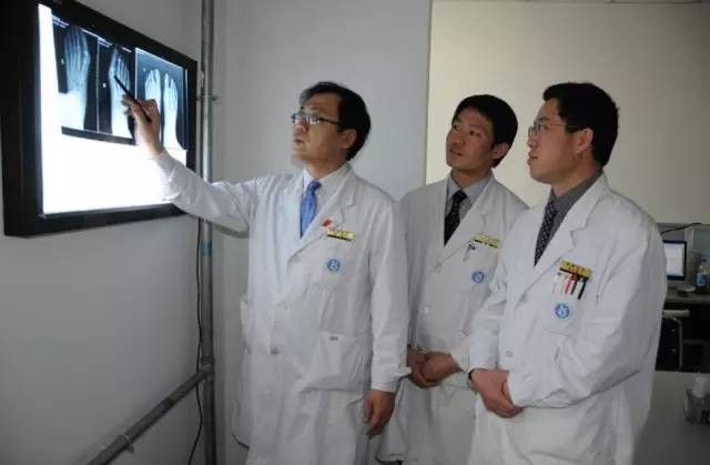 包头这个男子只要出现就被团团围堵，原因竟是……