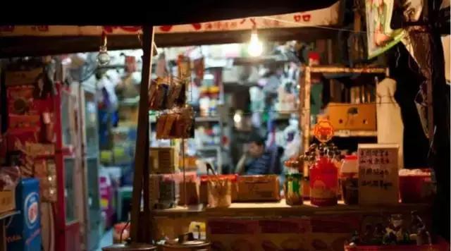 以前一放学就能看到的士多，现在也越来越少了。。。