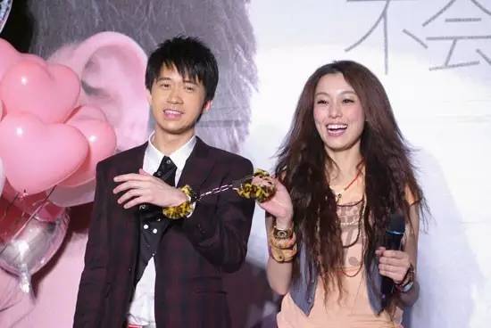 堪称对唱界的「集邮天后」，用音乐结交好友。