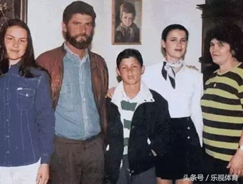 22岁的c罗获得世界足球先生第三名,c罗几次被评为世界足球先生