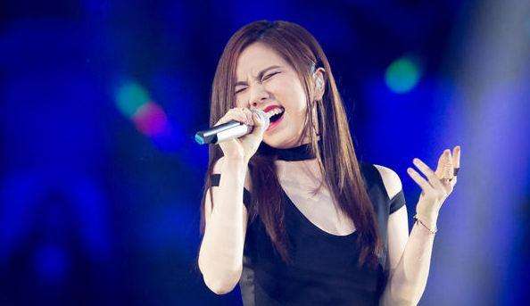 邓紫棋最好看的皮裤造型,邓紫棋穿皮裤在春晚唱歌一无所有