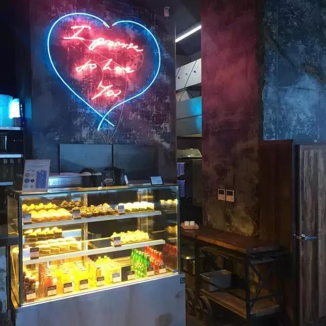 等有钱了，追到韩国欧巴们的店里来场美妙的偶遇！