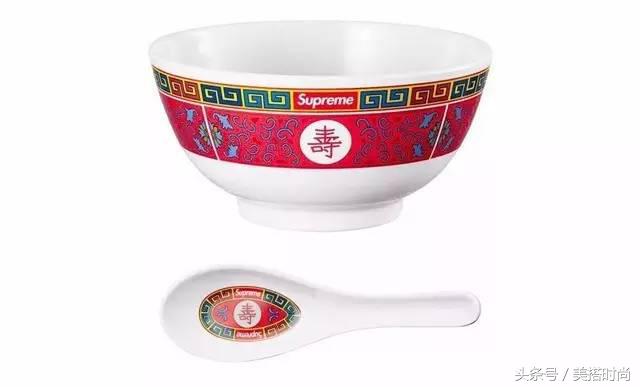 supreme每件衣服上都有镭射标嘛,supreme衣服值多少钱