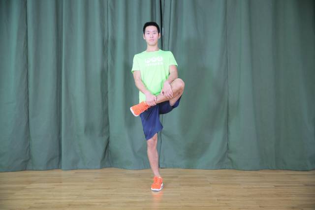 跑后正确拉伸动作教程避免粗腿,如何短跑后拉伸