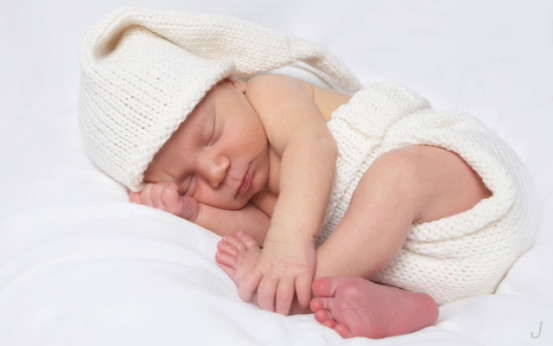 满月宝宝出现四种表现别怕,属于正常的生理表现