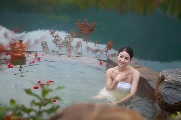 温泉酒店一定要有天然温泉吗,冬日里泡温泉