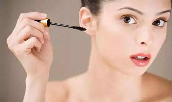 睫毛膏卸妆和刷法技巧,睫毛膏用水还是油怎么才能卸干净