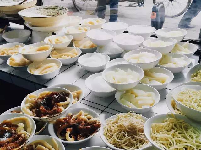 洞子口张老二凉粉招牌菜,洞子口张老二凉粉锅盔