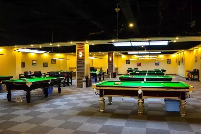 40寸曲面屏+全场乔氏台球桌，这恐怕是我在天津见过最牛的网咖