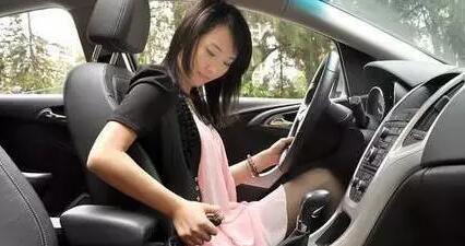 汽车行驶中突然拉了一下手刹,自动挡车拉起手刹开车有什么后果