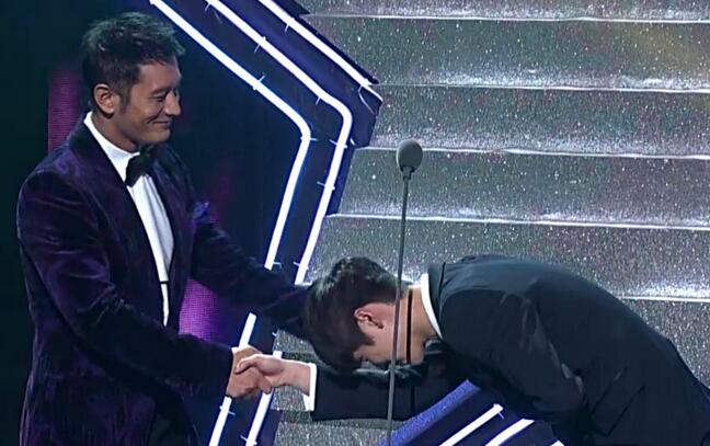 鹿晗自爆童年照,鹿晗童年照萌翻网友