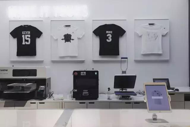 我们带着MeloM13来到即将重装开业的NIKE体验店