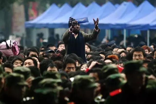 令老外震惊的中国春运,外国人眼里中国春运到底有多震撼