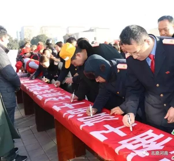 温暖春运志愿者在行动 (党员志愿者温暖春运回家路)