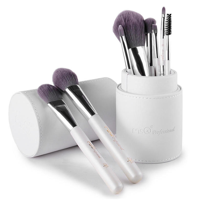 女人没有两把刷子怎能混江湖,出来混一定要有两把刷子