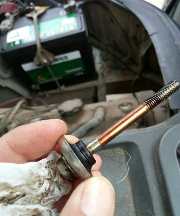 面包车缸盖漏油咋回事,面包车发动机缸盖跟缸体漏机油