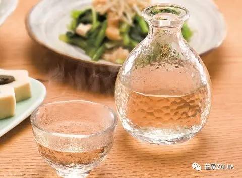 年夜饭香喷喷举起酒杯敬家人,年夜饭的碗和酒杯