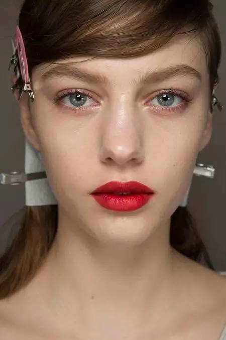 大红唇特别显老,大红唇真的很考验气质